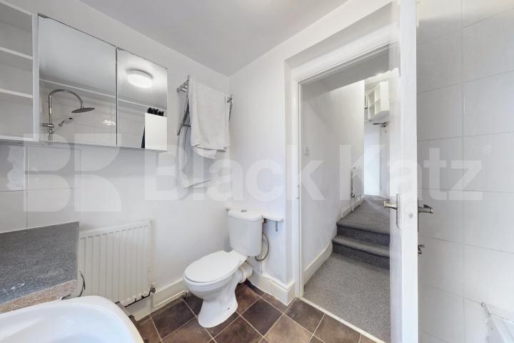 Elegant Raised Ground Floor Apartment in Sought-After NW1 Camden Park Road, Camden